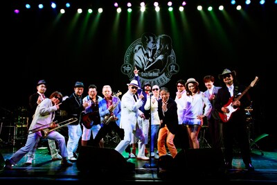 クレイジーケンバンドのメンバーと、「イイネ！」ポーズをキメるマチャアキ（写真右から5番目）。