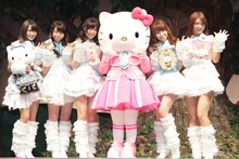 コラボグッズを手にしたAKB48とハローキティ。