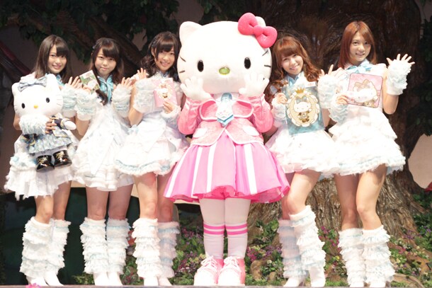 コラボグッズを手にしたAKB48とハローキティ。