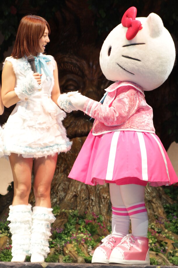 囲み取材の間ずっと手をつないでいた高城亜樹（写真左）とキティ（写真右）。