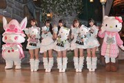 パレードが始まる前に観客に挨拶するAKB48とジュエルペット・ルビー（写真左）、キティ（写真右）。