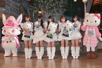 パレードが始まる前に観客に挨拶するAKB48とジュエルペット・ルビー（写真左）、キティ（写真右）。