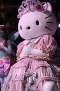 豪華なドレスでショーに登場したキティ。