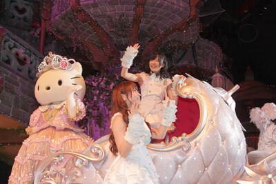 パレードのラストシーンでいちごの馬車に乗って登場したキティ（写真左）と河西智美（写真中央）、指原莉乃（写真右）。