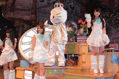 観客の声に笑顔で応じる北原里英（写真左）と高城亜樹（写真左から2番目）、ダニエル（写真右から2番目）、峯岸みなみ（写真右）。