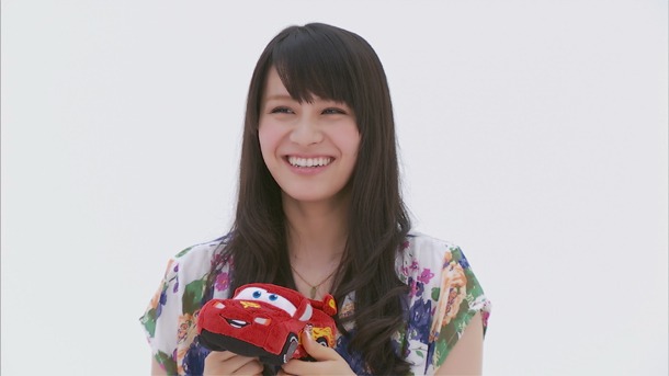 マックィーンのぬいぐるみを持ったあ～ちゃん。
