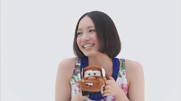 メーターのぬいぐるみを持ったのっち。