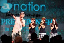 古坂大魔王と、SUPER☆GiRLSの八坂沙織、志村理佳、稼農楓。