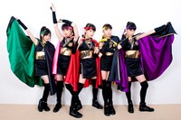 「『バトル』を全力で表現してください」というオーダーに、ももクロの5人はこのポーズ。