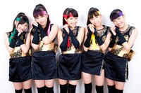 「『ロマンス』を全力で表現してください」というオーダーを受け、乙女な表情を浮かべるももクロの5人。