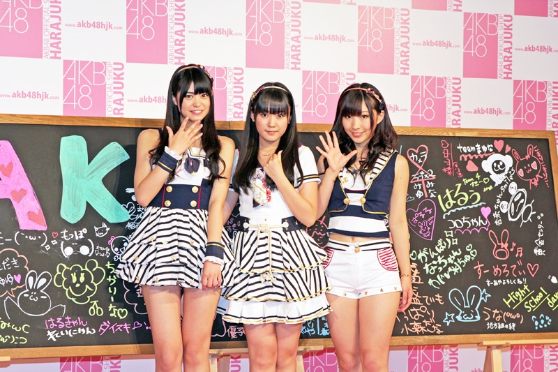 写真左から前田亜美、多田愛佳、岩佐美咲。