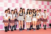 「AKB48 OFFICIAL SHOP HARAJUKU」店員と記念撮影するAKB48メンバー。ショップ店員のユニフォームは、AKB48の衣装を手掛ける茅野しのぶのデザインによるもの。
