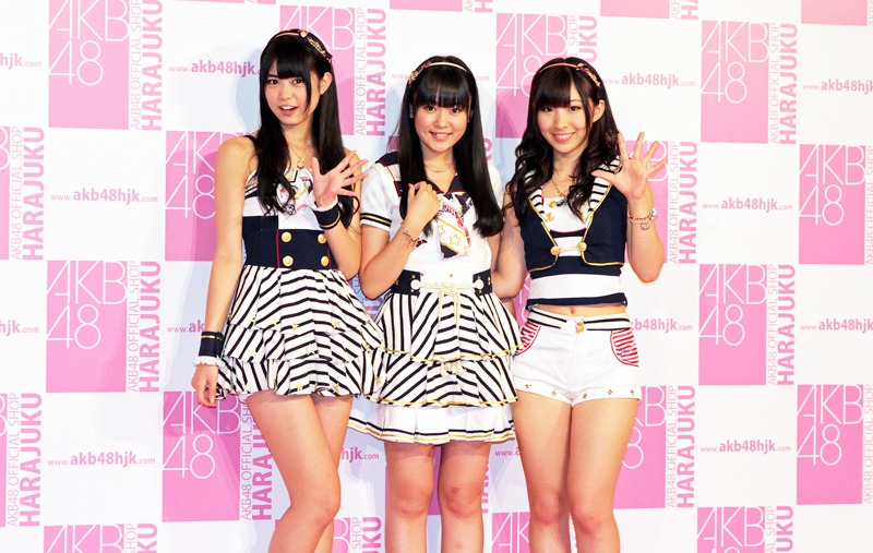 写真左から前田亜美、多田愛佳、岩佐美咲。