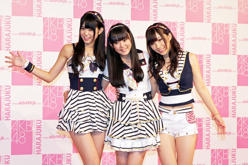 写真左から前田亜美、多田愛佳、岩佐美咲。