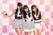 写真左から前田亜美、多田愛佳、岩佐美咲。