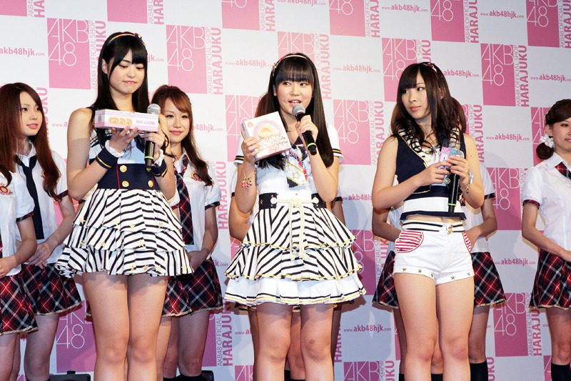 おすすめのオリジナルグッズを手にしたAKB48メンバー。