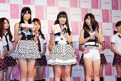 おすすめのオリジナルグッズを手にしたAKB48メンバー。