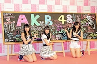 写真左から前田亜美、多田愛佳、岩佐美咲。