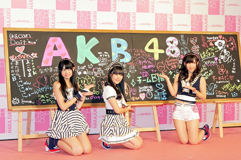 写真左から前田亜美、多田愛佳、岩佐美咲。