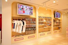 「AKB48 OFFICIAL SHOP HARAJUKU」1階の様子。