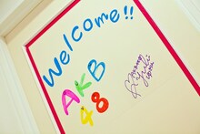 「AKB48 OFFICIAL SHOP HARAJUKU」1階には柏木由紀によるサインも。