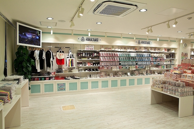 「AKB48 OFFICIAL SHOP HARAJUKU」2階の様子。