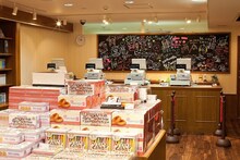 「AKB48 OFFICIAL SHOP HARAJUKU」地下1階の様子。