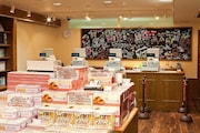 「AKB48 OFFICIAL SHOP HARAJUKU」地下1階の様子。