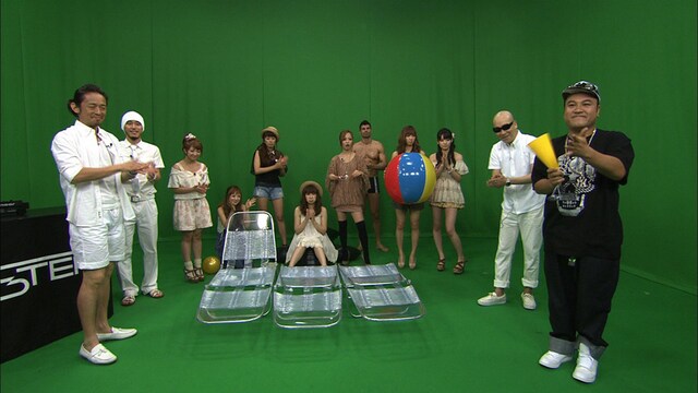 オープニング映像撮影時のRHYMESTERと「ザキ神っ！」レギュラー陣。