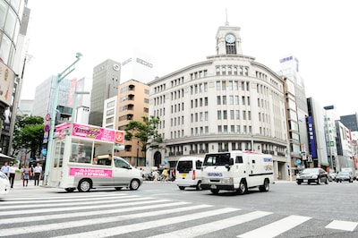 銀座のど真ん中を走るももクロ選挙カー。