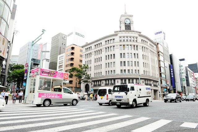 銀座のど真ん中を走るももクロ選挙カー。