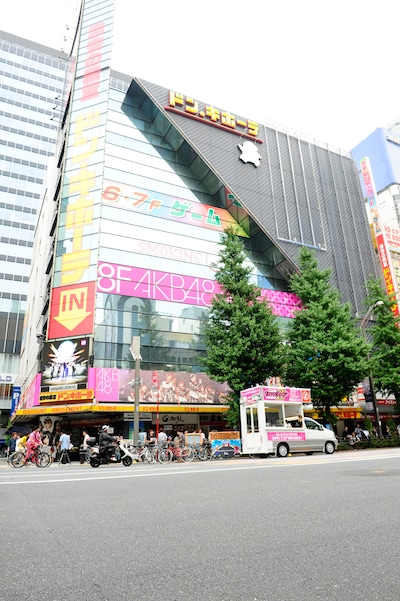 ドン・キホーテ秋葉原店前を走るももクロ選挙カー。