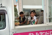 選挙カーに乗り込んだ玉井詩織（写真左）と有安杏果（右）。