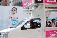 渋谷ではももクロ選挙カーとRHYMESTERのラッピングバスが接近遭遇。