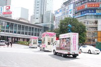 渋谷スクランブル交差点を走るももクロ選挙カー。