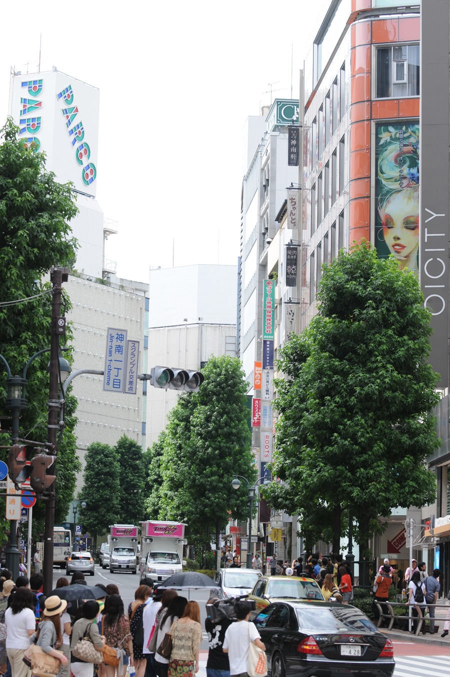 渋谷のど真ん中を走るももクロ選挙カー。