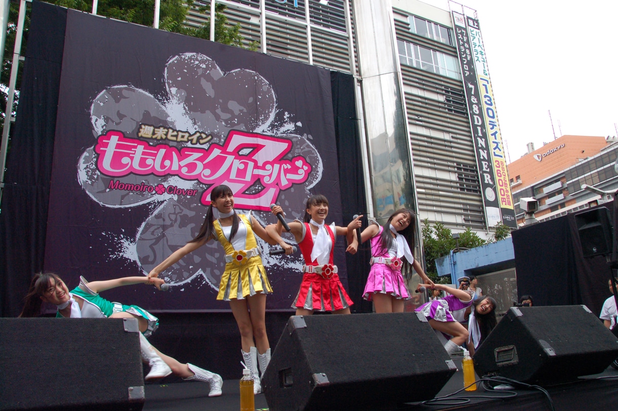 新宿のど真ん中で“扇”を決めたももいろクローバーZ。