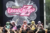 ヘルメット姿で登場したももいろクローバーZ。