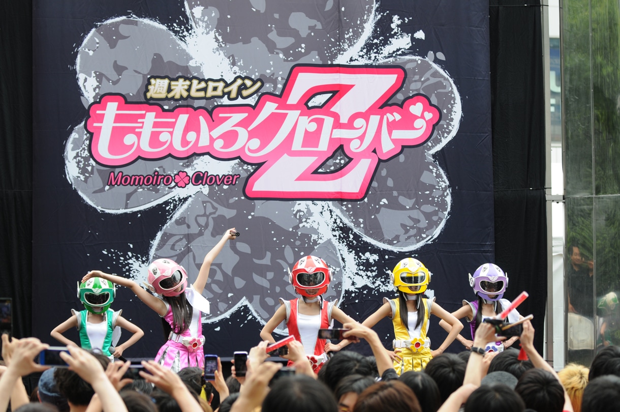 ヘルメット姿で登場したももいろクローバーZ。