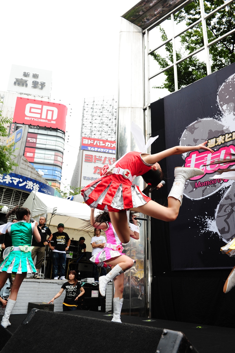新宿のど真ん中でえびぞりジャンプを決めた百田夏菜子。