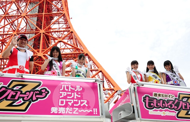 ももクロはアルバム発売日の7月27日に東京タワーの真下で「所信表明演説」を行ったばかり。4日ぶりの東京タワーで、今度はライブを行う。