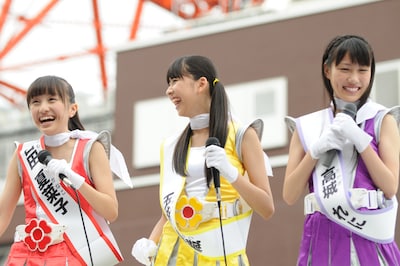 所信表明演説は選挙カーの屋根に上って行われた。