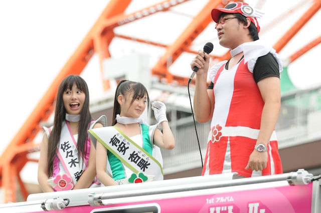 山里亮太がかぶっている帽子は、ももクロの最新オフィシャルグッズ。