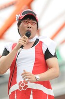 「どっちが本物の百田夏菜子かハッキリしなさいよ」というメンバーからの無茶な挑発を受けた山里亮太は、百田の自己紹介を自己流にアレンジした「はち、はち、はち、はち、でこっぱちー！ 東中野のシンデレラと言えば？ 山ちゃーん！ ありがとうございます。東中野商店街すぐ横に住んでいるちょっぴりメタボな34歳、山里亮太です」で、東京タワー前を残念な空気で満たした。