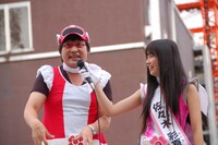 山里亮太（写真左）にマイクを向けるあーりん（右）。