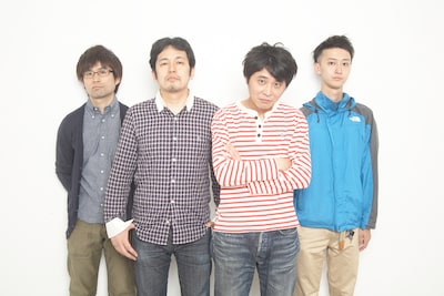 坂木誠（Vo, G/右から2番目）は沖井礼二、新井仁、原秀樹とともにSCOTT GOES FORとしても活動中。