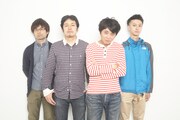 坂木誠(Vo, G/右から2番目)は沖井礼二、新井仁、原秀樹とともにSCOTT GOES FORとしても活動中。