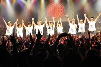 アンコール曲「23才の夏休み」終了後の出演者たち。彼らのTシャツはこの日のために制作されたグッズで、マンガ家の古泉智浩による、ぶち切れたの子が金属バットで氣志團を殴っているイラストが描かれている。