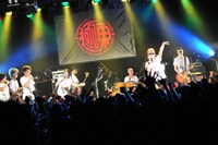 氣志團と神聖かまってちゃんによるアンコールの模様。