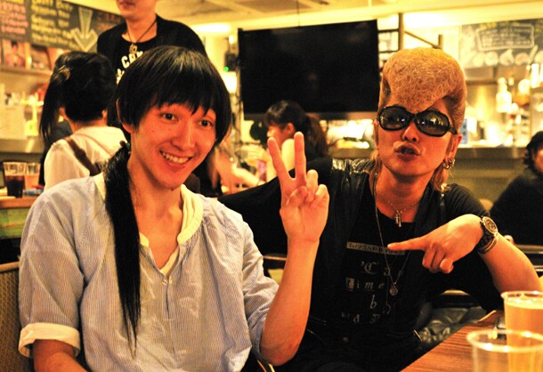 普段めったにライブの打ち上げに姿を表さない神聖かまってちゃんだが、この日は珍しく出席。の子（左）と綾小路翔（右）はすっかり打ち解けていた。